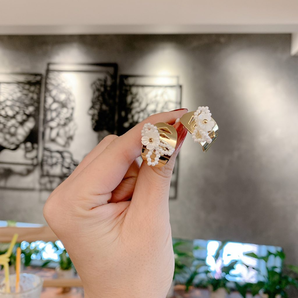 Bông tai chữ C hoa thiết kế HÀn quốc chất cao cấp cực kì sang trọng độc đáo B0447