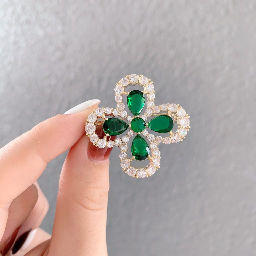 Cài áo cỏ 4 lá đá xanh cao cấp xi màu vàng AC4008