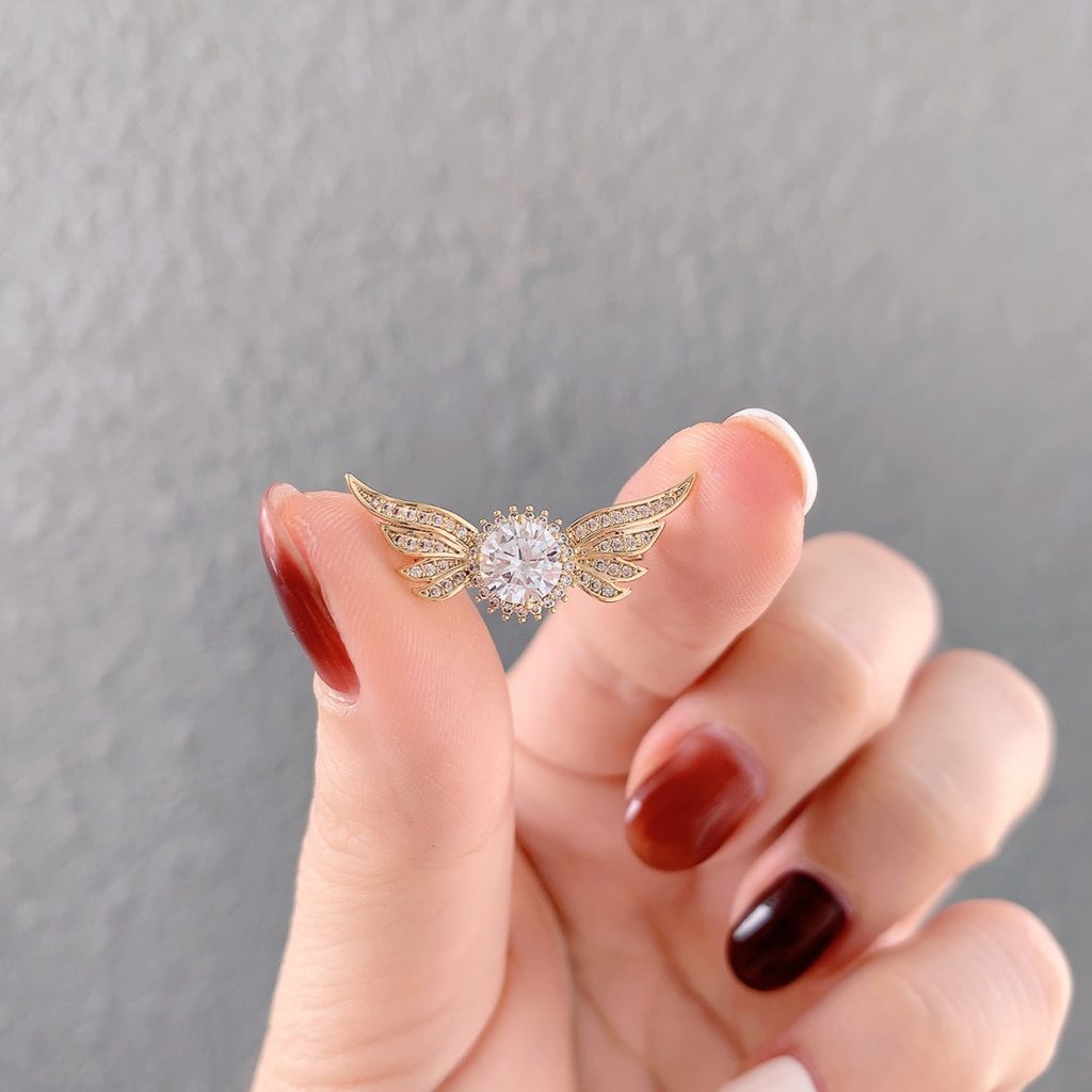 Cài áo thiên thần nhụy đá xi vàng pha cao cấp AC4031