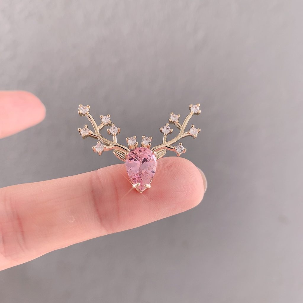 Cài áo đầu tuần lộc đá hồng AC4021