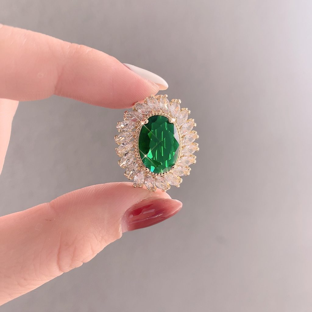 Cài áo nhụy đá xanh lục viền đá zircon xi vàng pha cao cấp AC3949