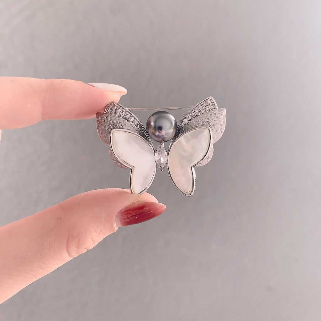 Cài áo hồ điệp vỏ sò ngọc xám, thiết kế sang trọng độc đáo AC3052