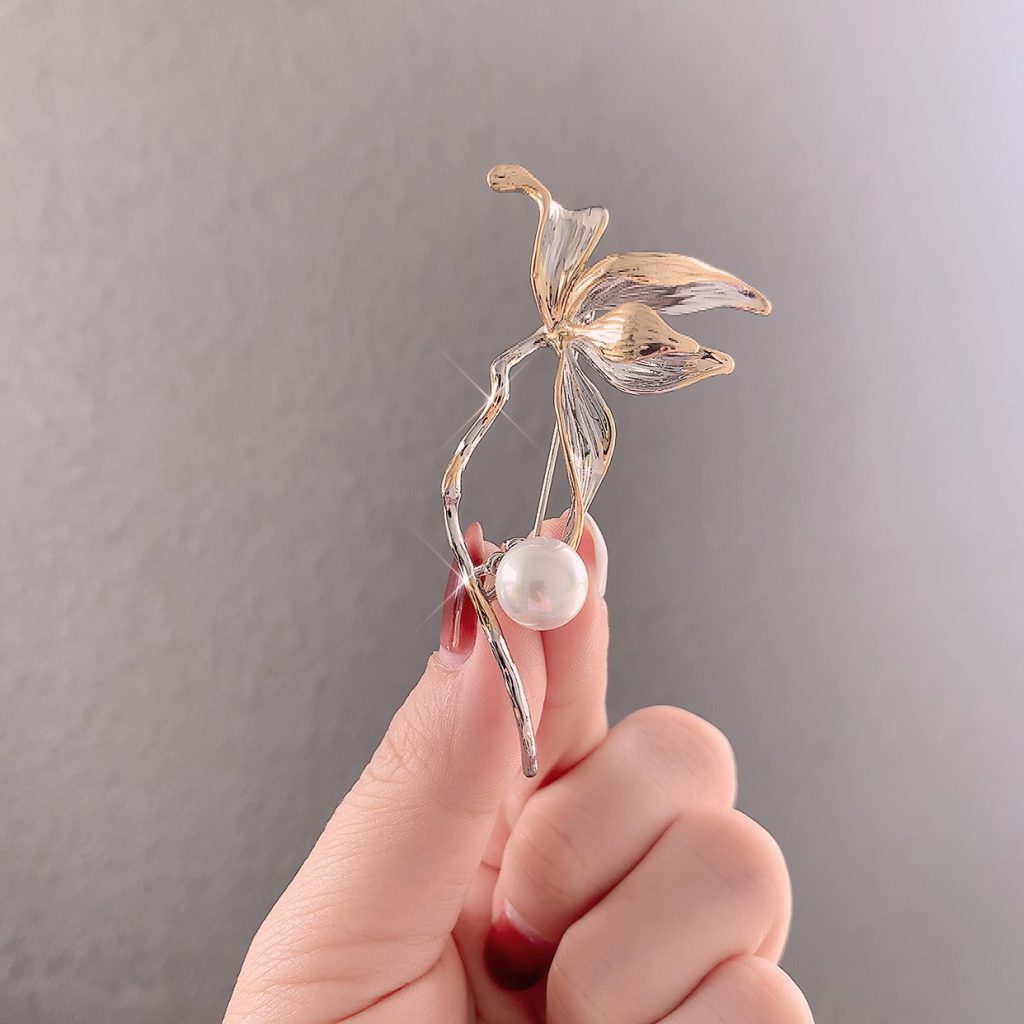 Cài áo chiếc lá cao cấp mix trắng vàng độc đáo, ghim cài áo AC3069