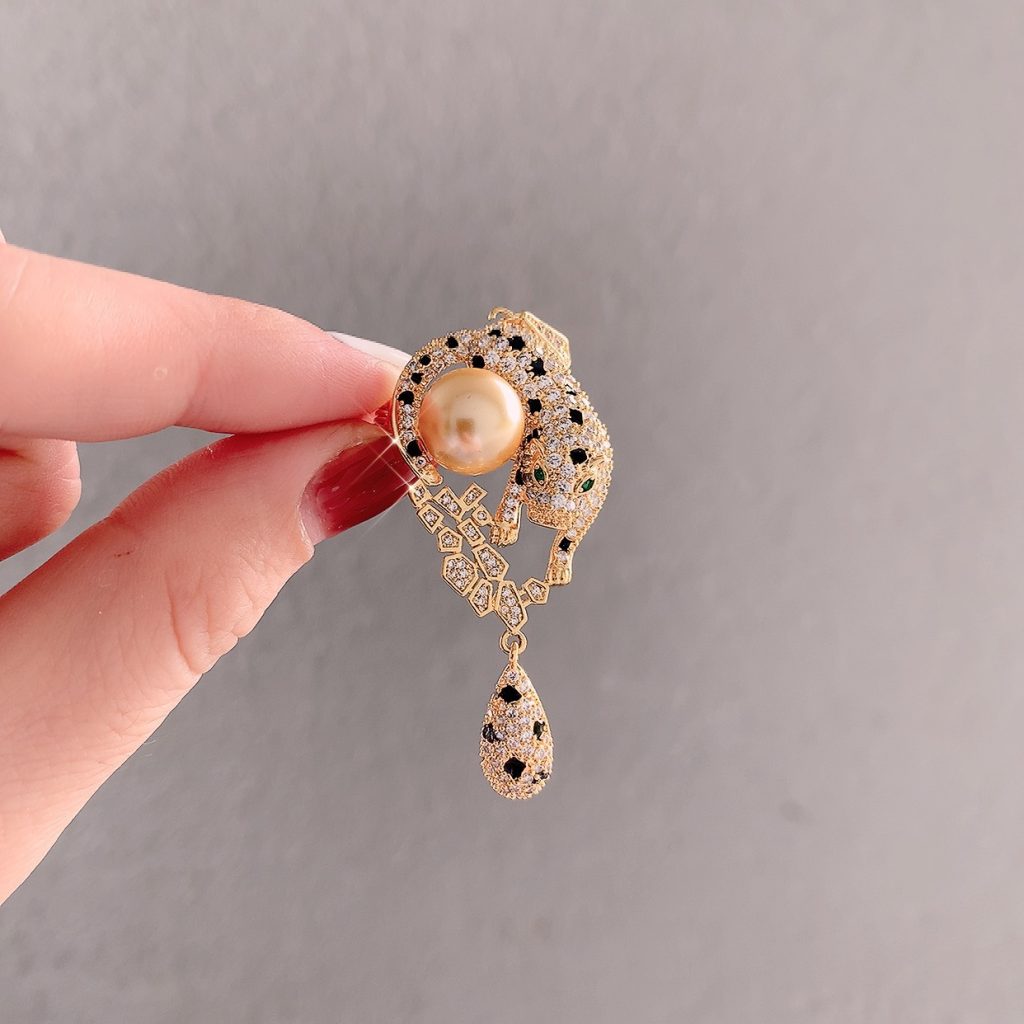 Cài áo con báo đính full đá, thiết kế hợp nhất mặt dây chuyền giọt nước cao cấp AC3042