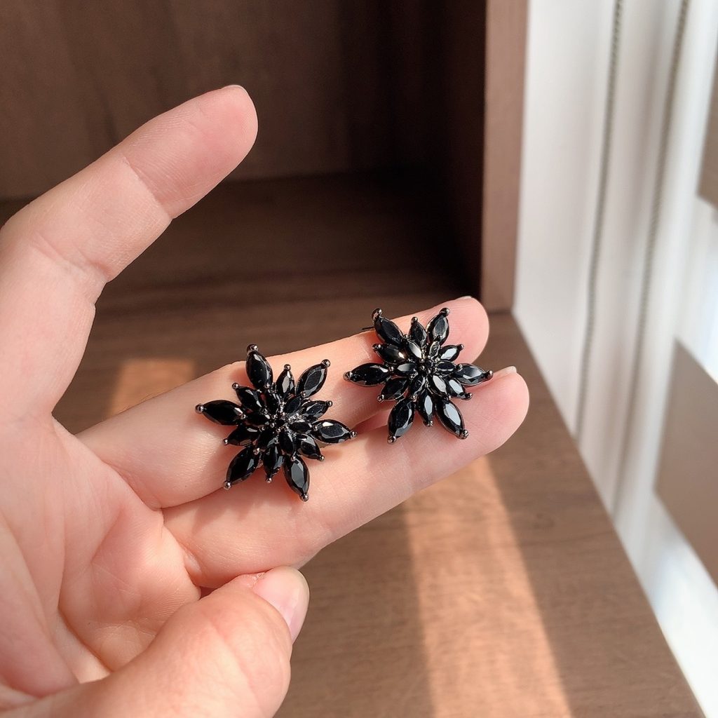 Bông tai sát tai đi tiệc độc đáo, sang trọng hoa đen thời trang thiết kế AB3763