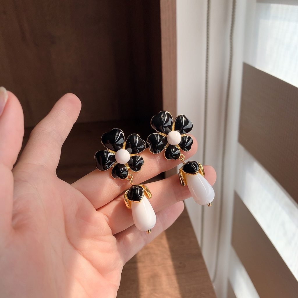 Bông tai hoa đen lớn giọt ngọc to sang trọng AB4212