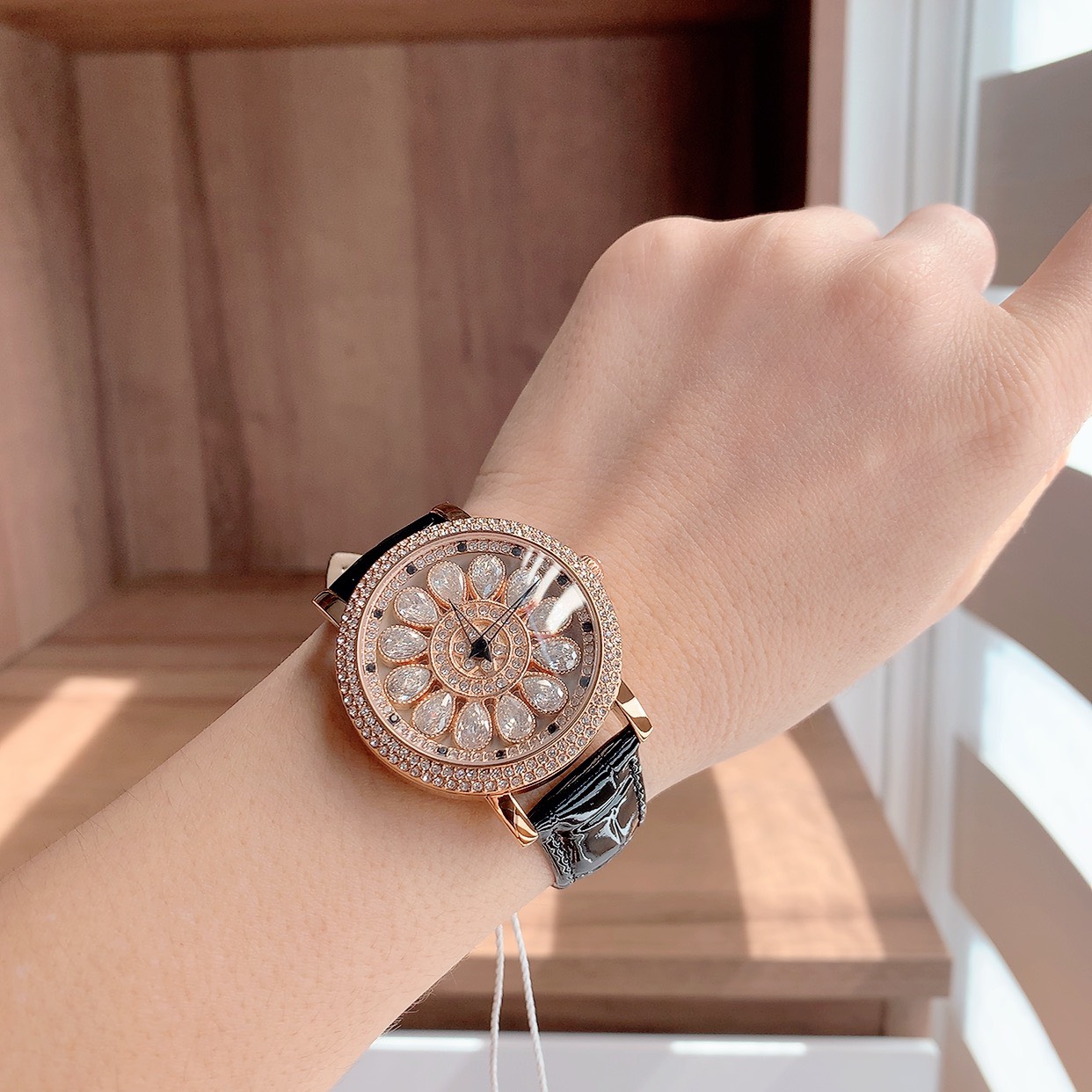 D10 Đồng hồ nữ mặt đính đá trắng trục xoay (ĐK:3.5CM) dây da màu đen cao cấp, đồng hồ đeo tay sang trọng, đồng hồ thời trang