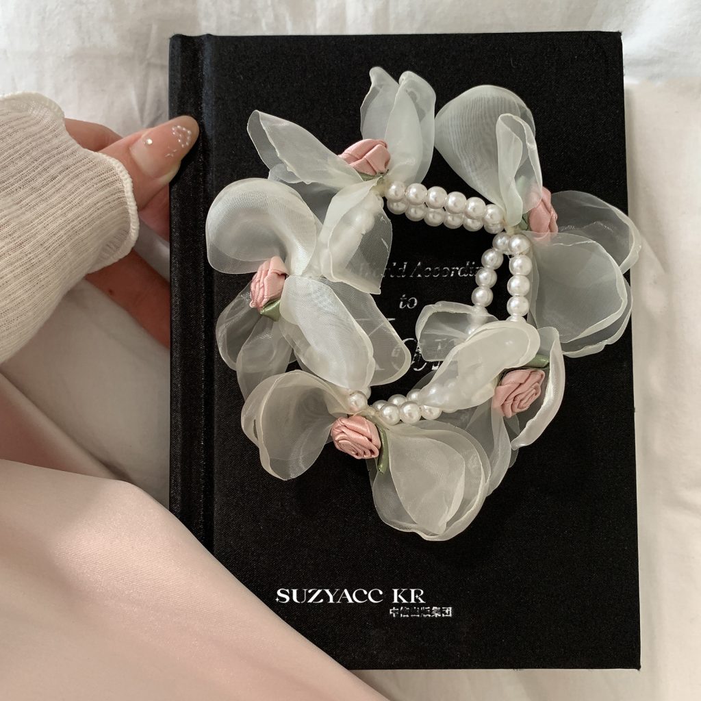 Cột tóc chuỗi ngọc Hoa hồng xinh voan trắng tiểu thư B576