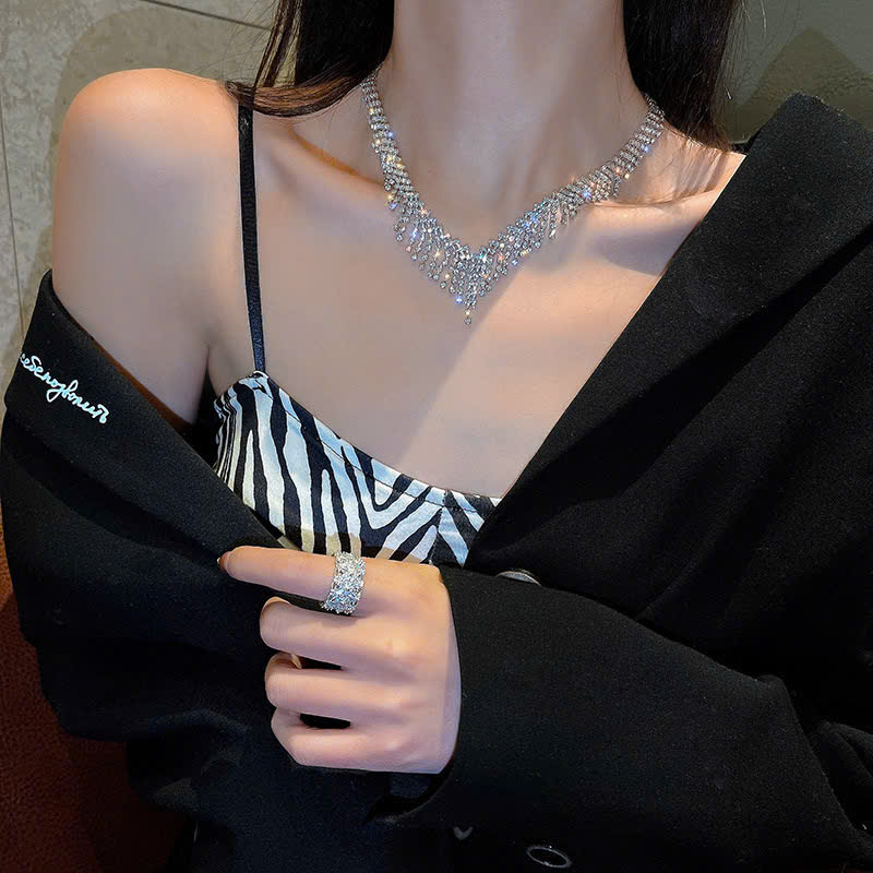 Dây chuyền đính đá chữ V full đá B012