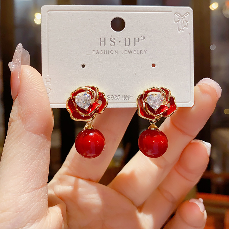 Bông tai nữ Hoa đỏ giọt ngọc Sang trọng tone tết, thiết kế Đẹp độc đáo, cao cấp, sang trọng B1358