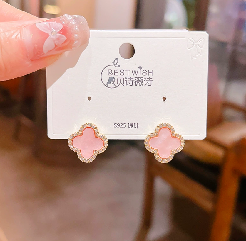 Bông tai cỏ 4 lá khảm hồng viền đá zircon liti sang trọng màu sắc độc đáo xi cao cấp B1731