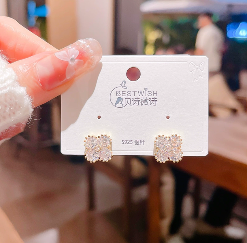 Lấp lánh với em cỏ 4 lá ánh đẹp đá zircon cao cấp xi màu vàng cực kì đẹp B1756