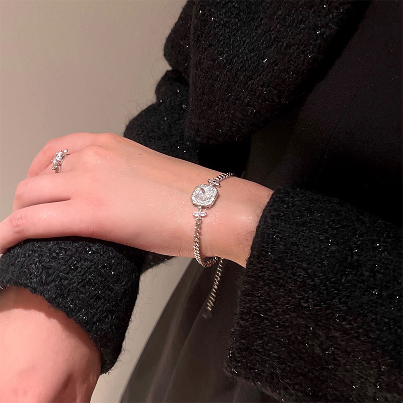 Lắc tay mắc xích mặt đá zircon xi màu bạc cao cấp B1975