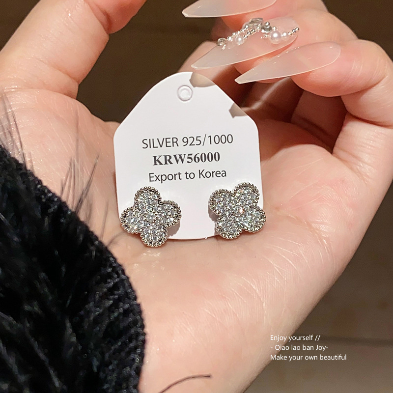 Bông tai cỏ 4 lá đính đá màu bạc B1980