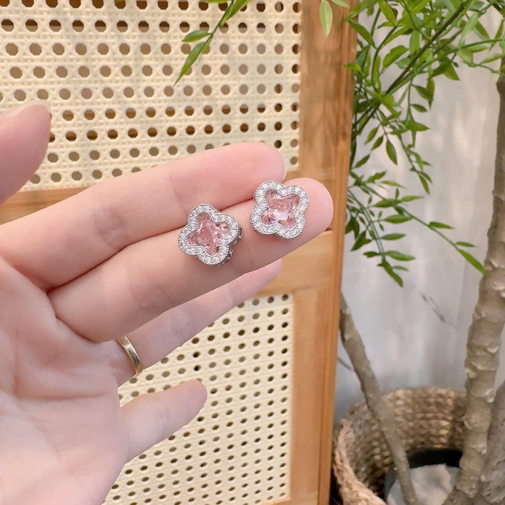 Bông tai cỏ 4 lá đá hồng viền đá zircon liti xi màu bạc cao cấp B1890