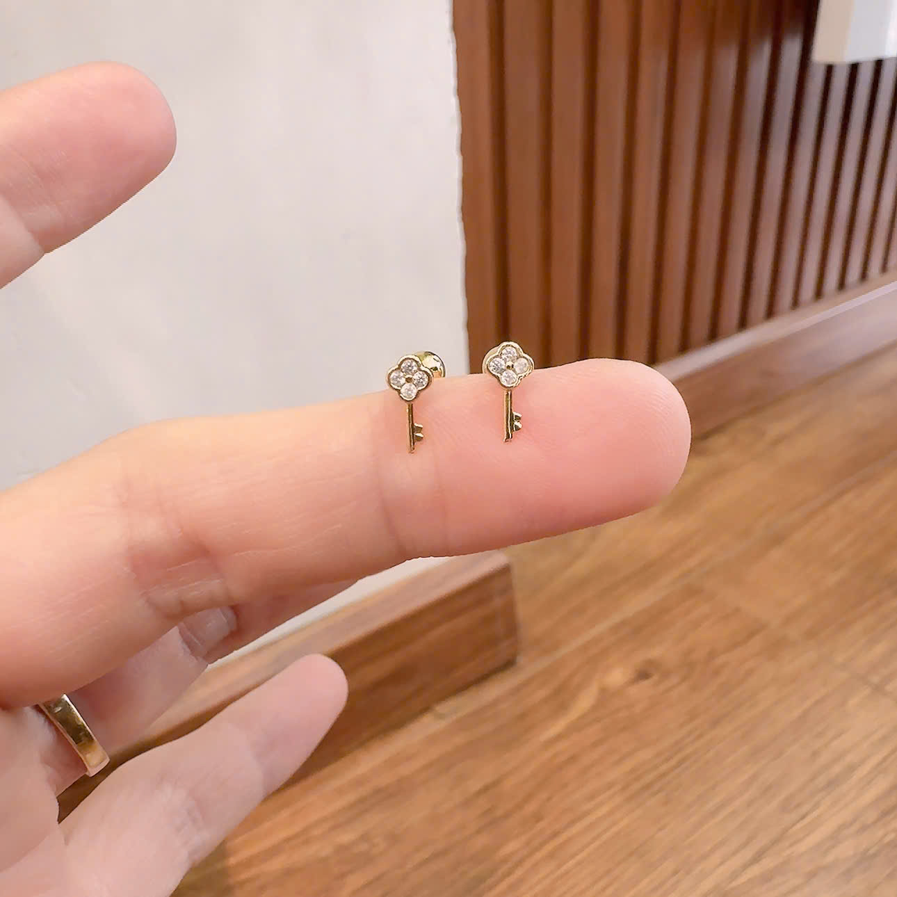 Bông tai TITAN sát tai chuôi vặn chìa khóa nhí đính đá xi màu vàng cao cấp B1903