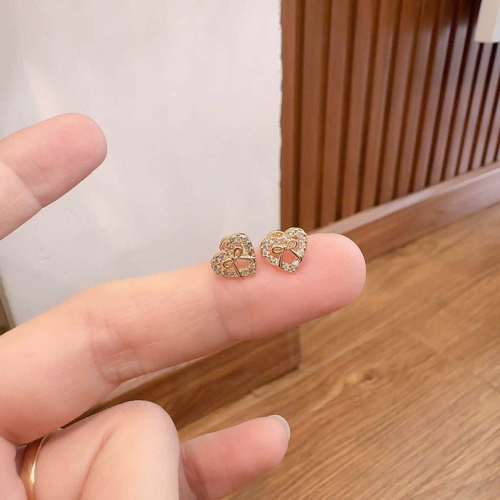 Bông tai TITAN sát tai chuôi vặn trái tim đính đá mặt nơ trong điểm nhấn nhẹ nhàng B1930