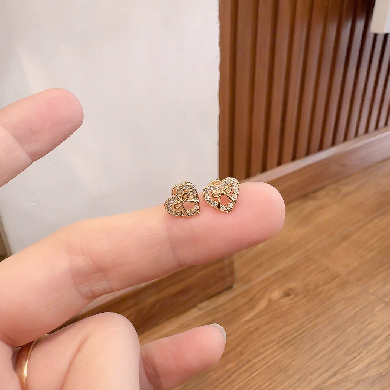 Bông tai TITAN sát tai chuôi vặn trái tim đính đá mặt nơ trong điểm nhấn nhẹ nhàng B1930