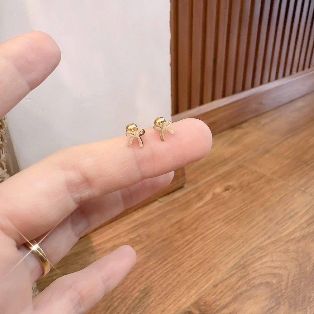 Bông tai TITAN sát tai chuôi vặn nơ nhí trơn điểm nhấn xi màu vàng cao cấp B1904