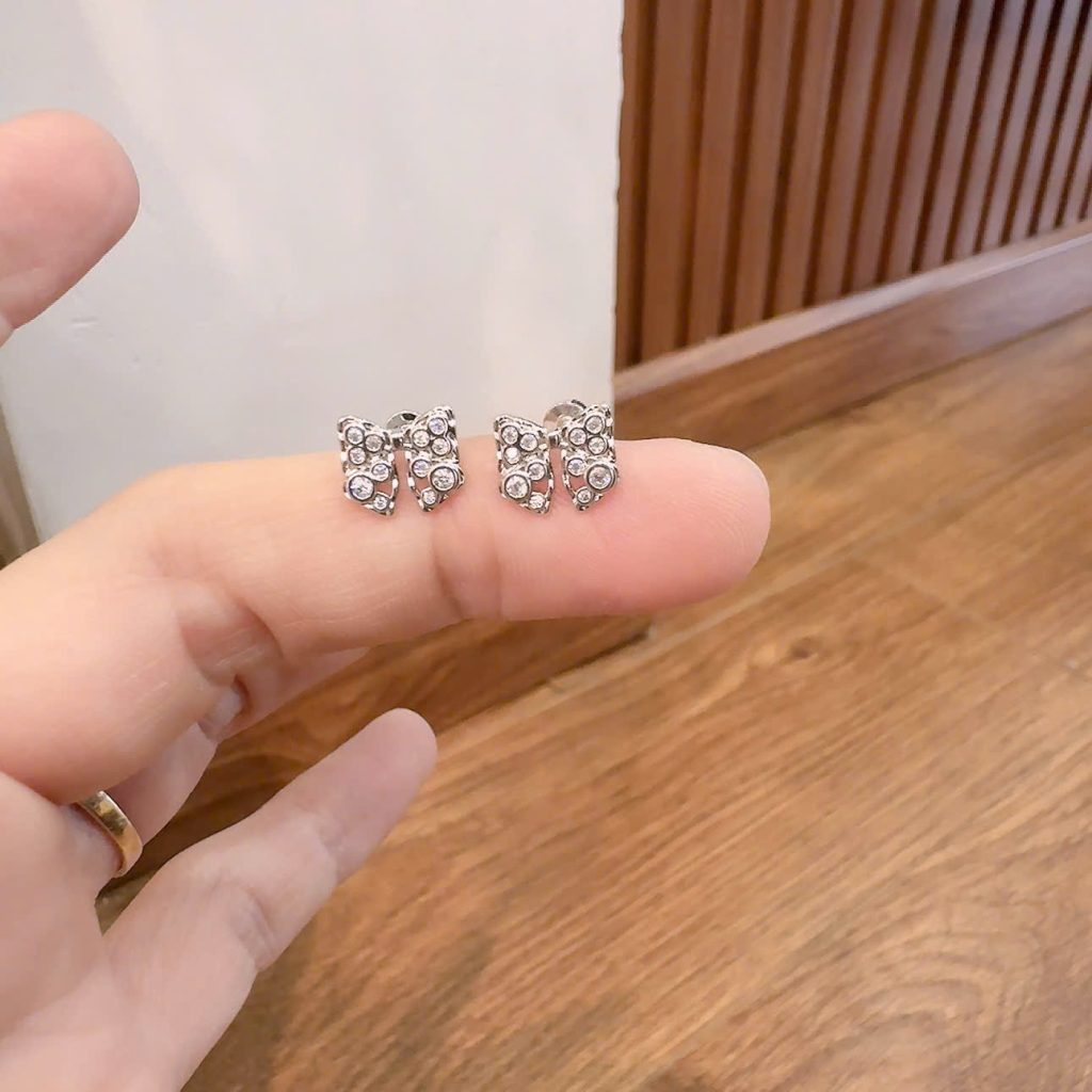 Bông tai TITAN sát tai chuôi vặn nơ đá xi cao cấp nhẹ nhàng B1921