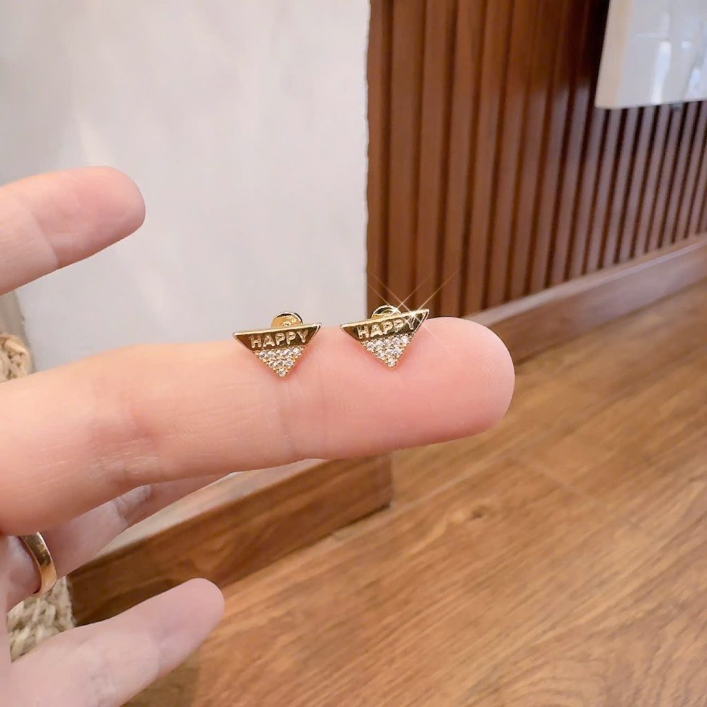 Bông tai TITAN sát tai chuôi vặn hình tam giác HAPPY nhí B1925