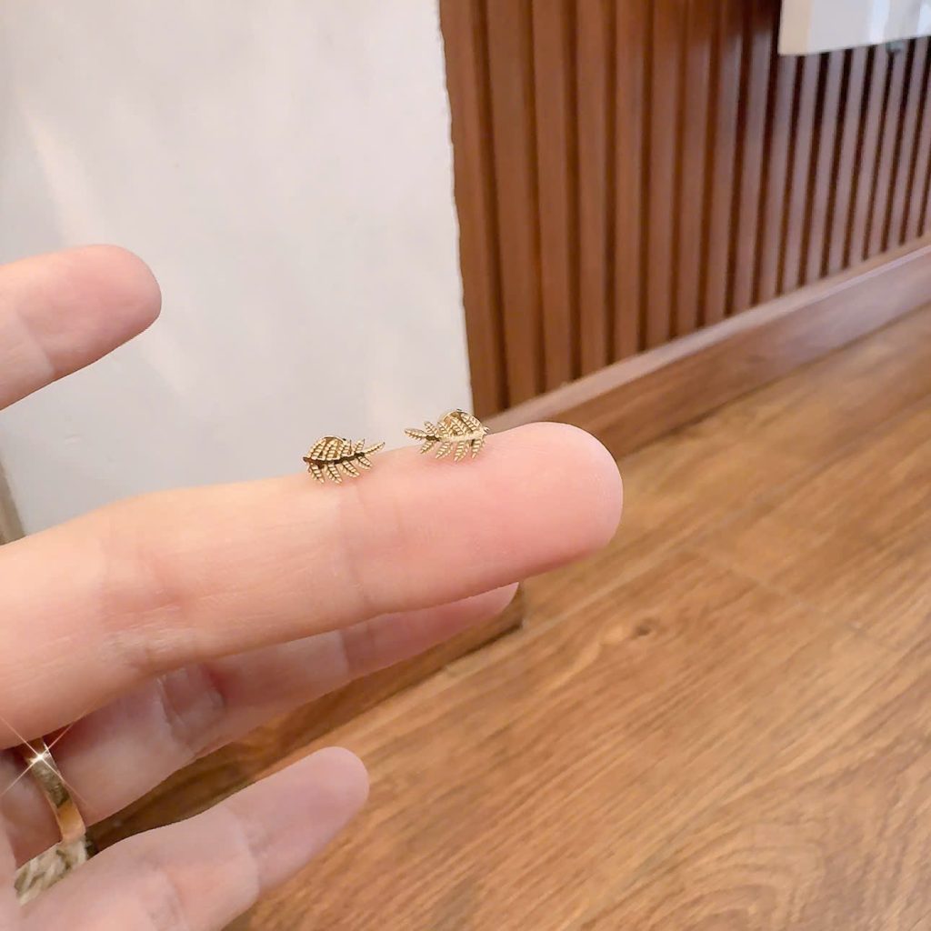 Bông tai TITAN sát tai chuôi vặn chiếc lá trơn xi màu vàng cao cấp điểm nhấn nhẹ nhàng B1934