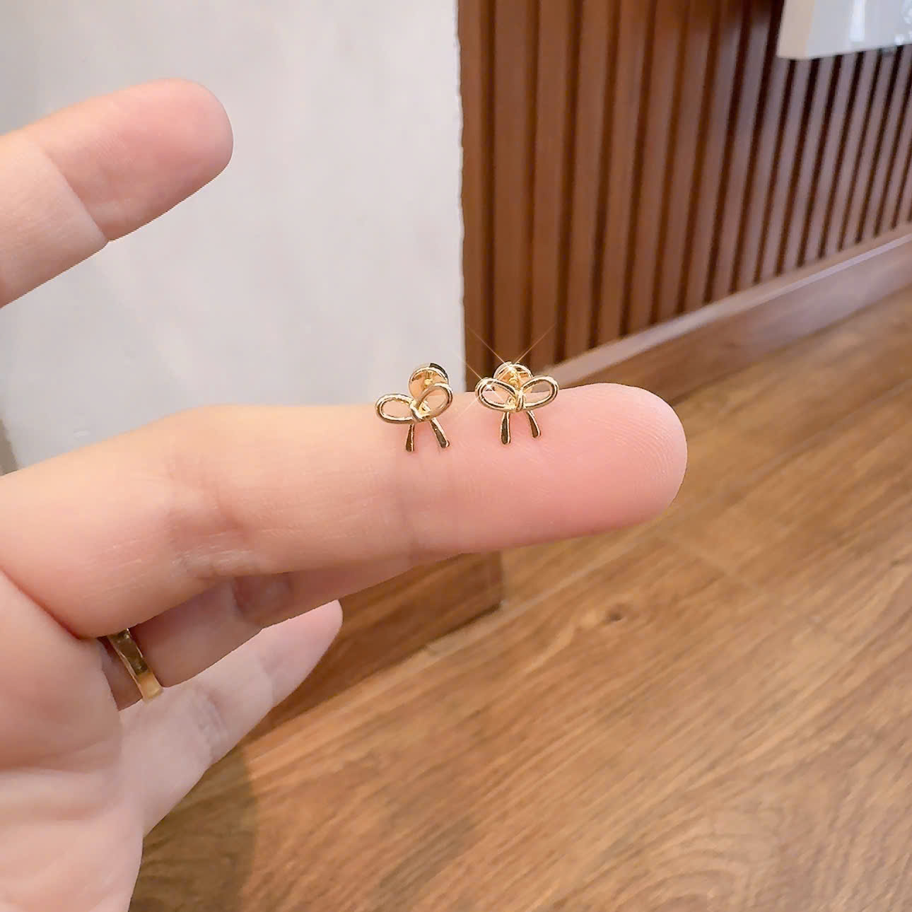 Bông tai TITAN sát tai chuôi vặn nơ nhí xi màu vàng cao cấp B1931