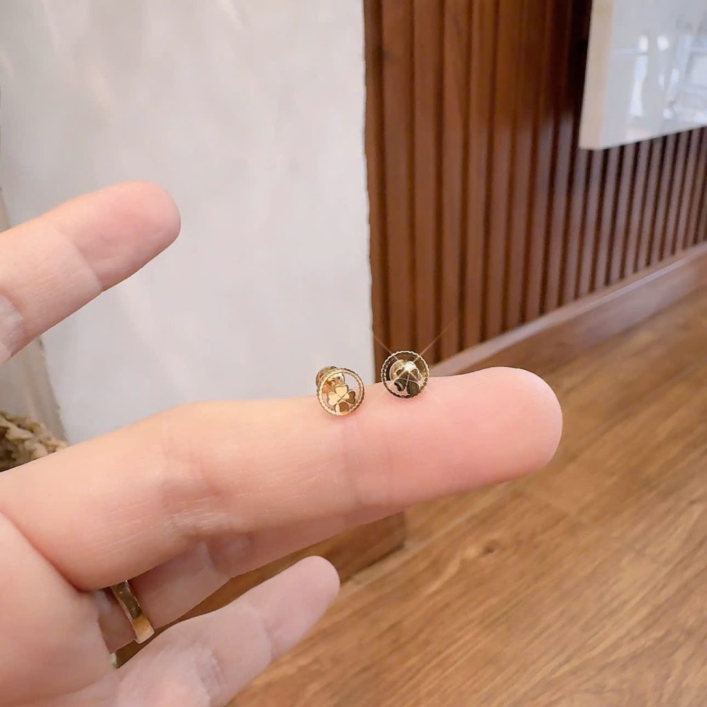 Bông tai TITAN sát tai chuôi vặn hình tròn cỏ 4 lá trong nhí xinh đẹp điểm nhấn xi cao cấp B1933