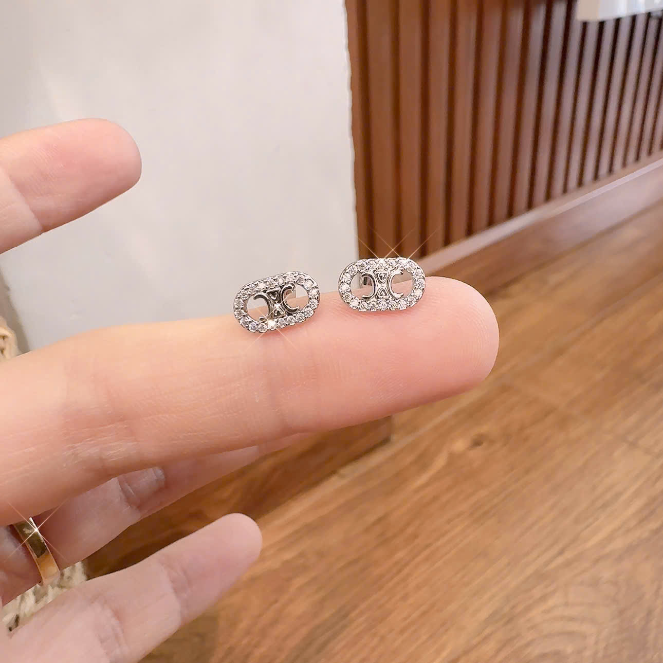 Bông tai TITAN sát tai chuôi vặn viền đá zircon điểm nhấn nhẹ nhàng B1919