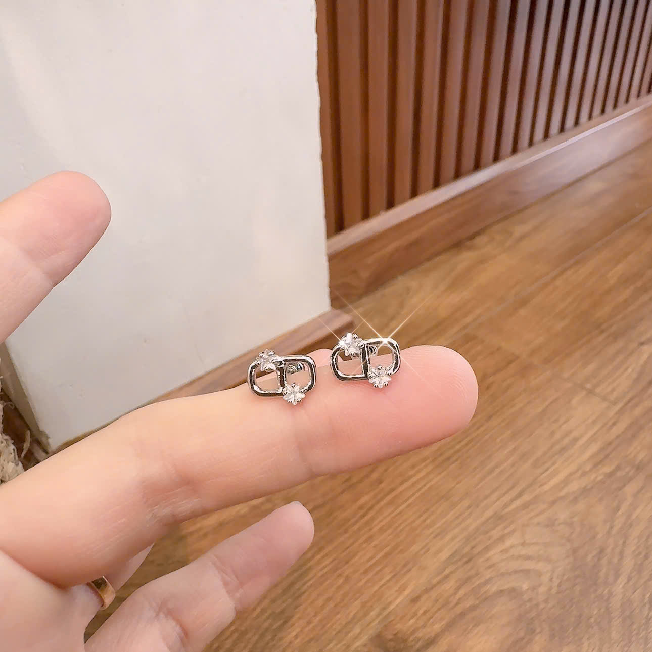 Bông tai TITAN sát tai chuôi vặn CD đính đá nhẹ nhàng điểm nhấn B1917