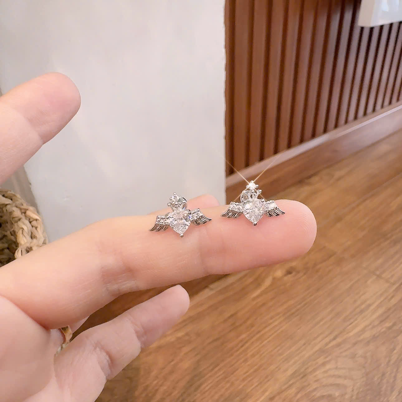 Bông tai TITAN sát tai chuôi vặn thiên thần đá zircon xi màu bạc cao cấp B1932