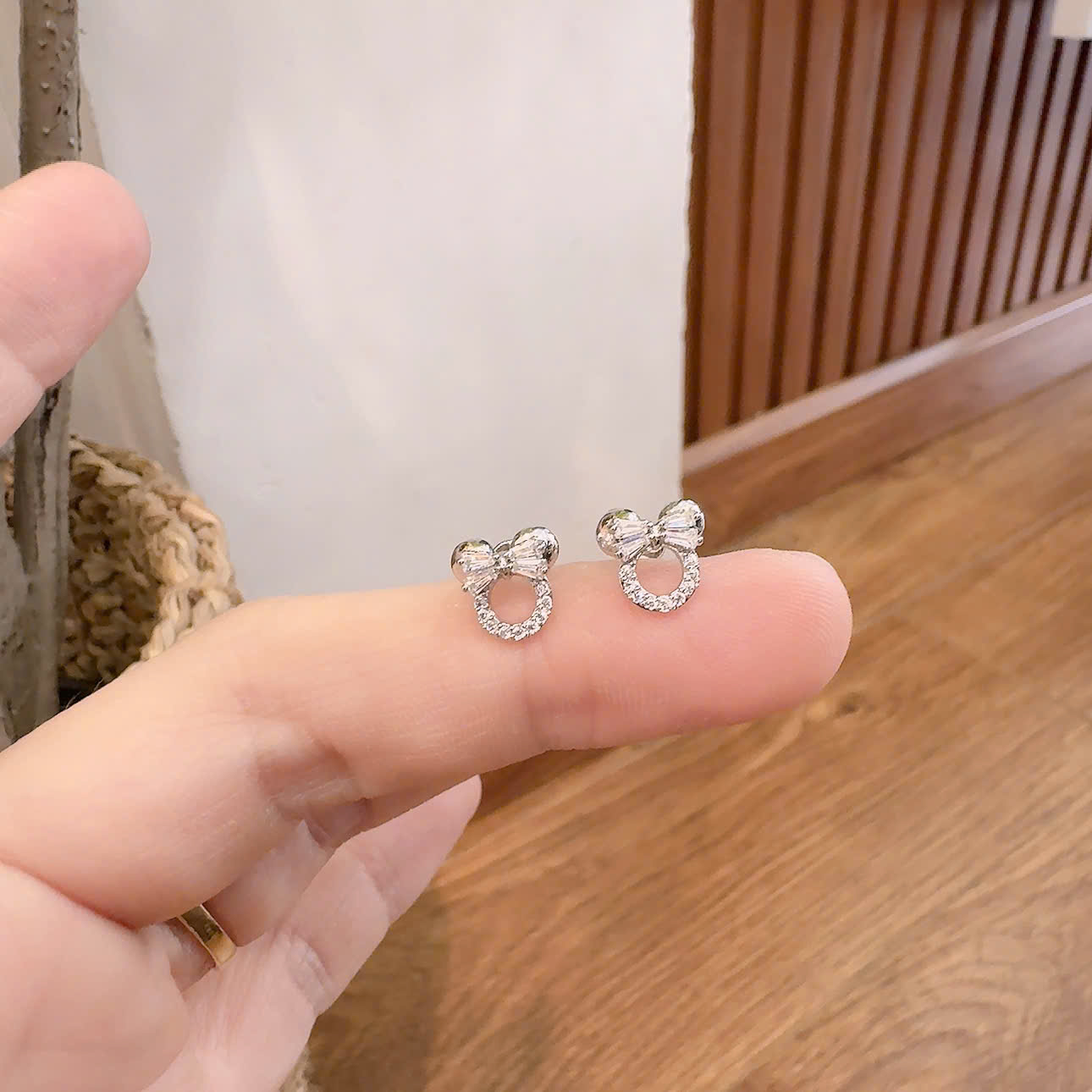 Bông tai TITAN sát tai chuôi vặn mặt gấu đá zircon xi bạc pha cao cấp B1937