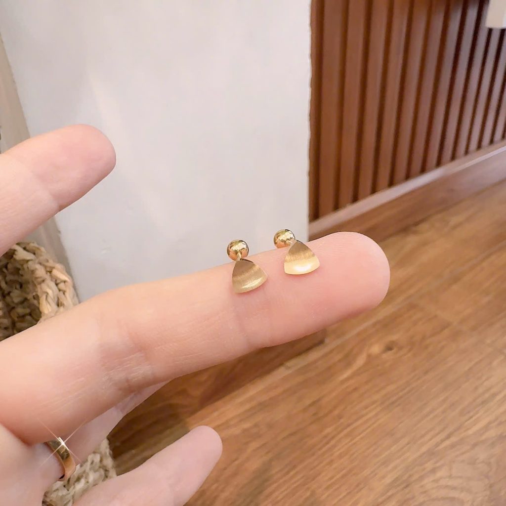 Bông tai TITAN sát tai chuôi vặn tam giác trơn basic cơ bản nhẹ nhàng B1907