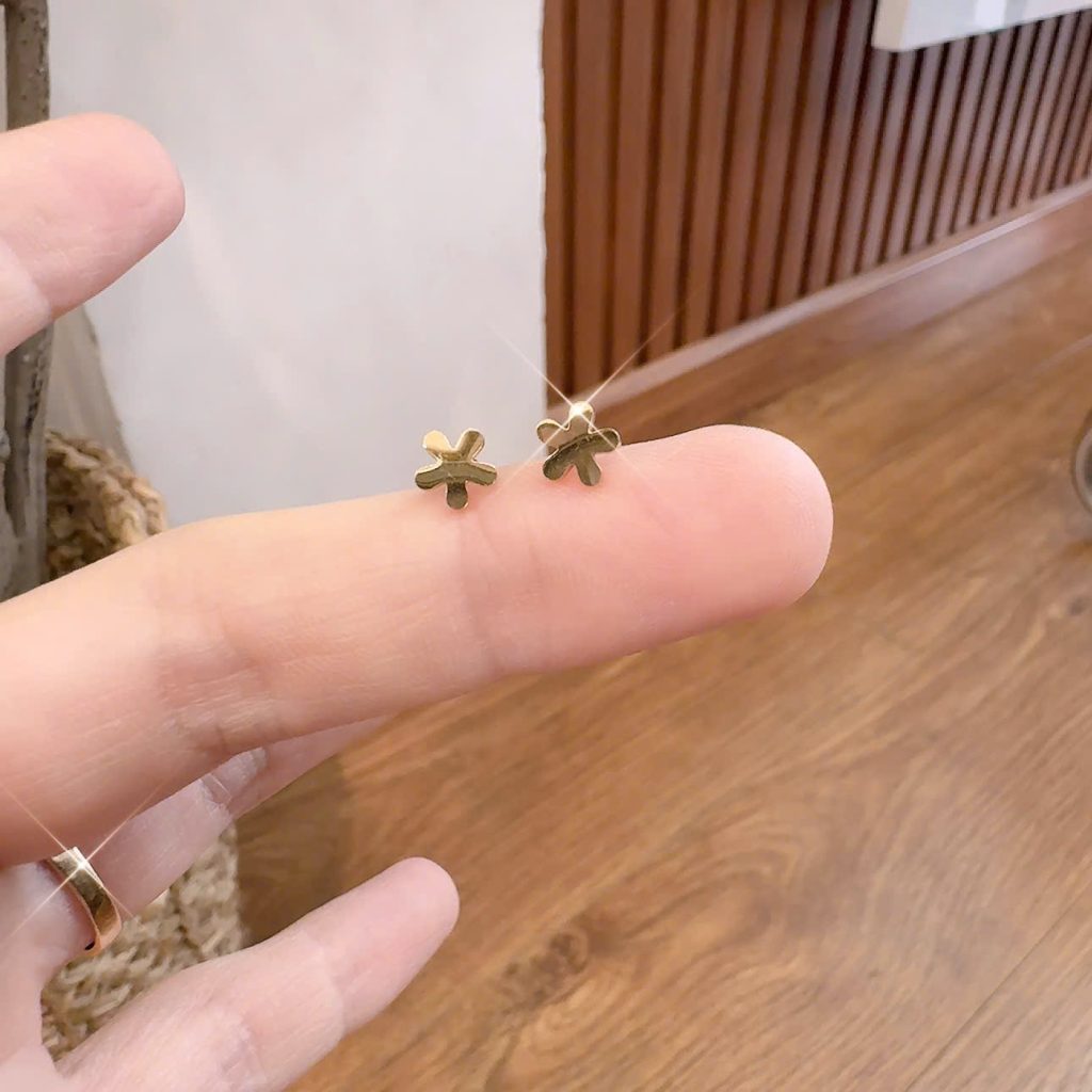 Bông tai TITAN sát tai chuôi vặn hoa 5 cánh nhí xi màu vàng cao cấp B1905