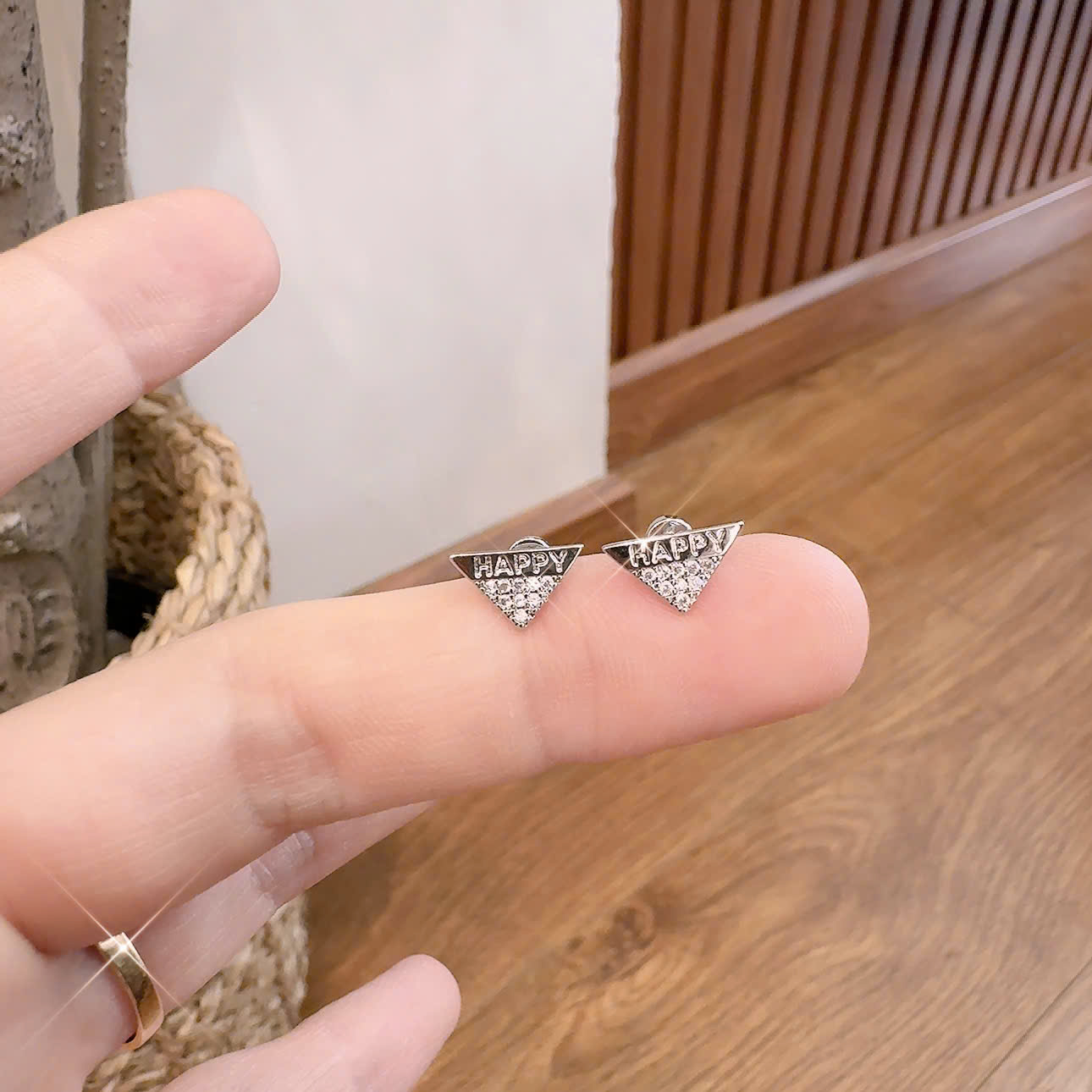 Bông tai TITAN sát tai chuôi vặn tam giác nhí HAPPY điểm nhấn nhẹ nhàng B1918