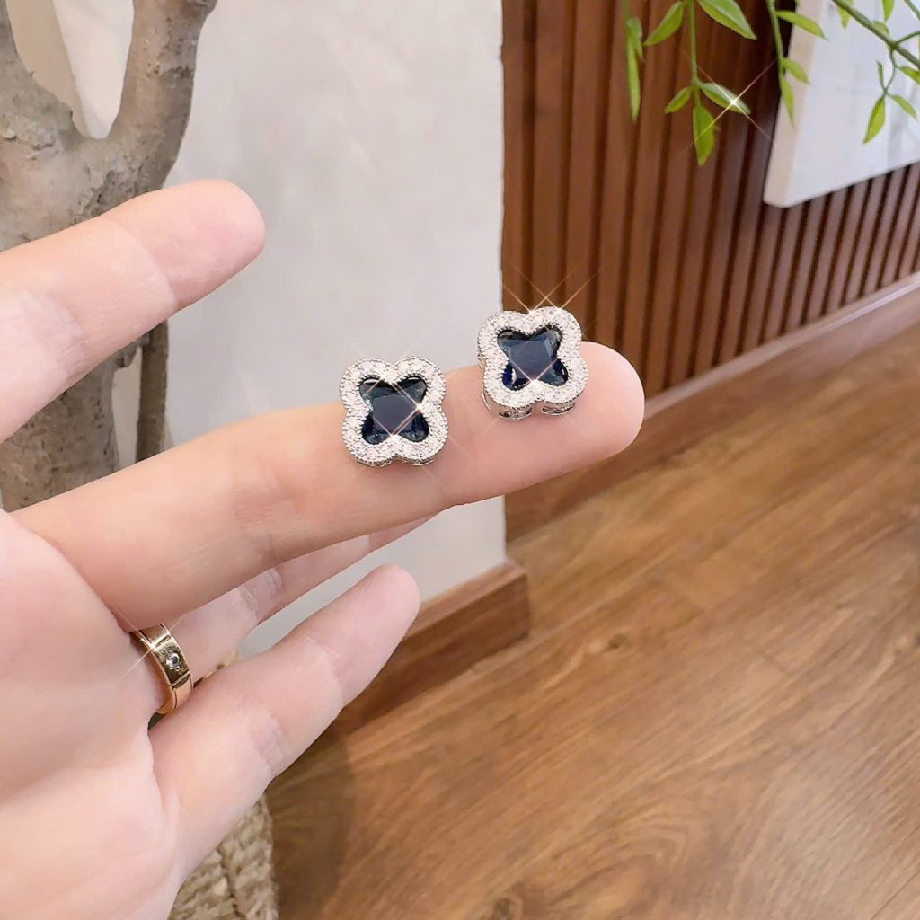 Bông tai cỏ 4 lá đá xanh đen độc đáo viền đá zircon cao cấp xi màu bạc B1892