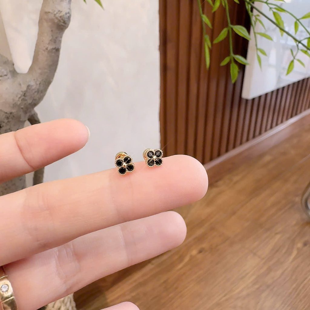 Bông tai TITAN sát tai chuôi vặn cỏ 4 lá đen nhí nhẹ nhàng điểm nhấn cho khuôn mặt B1900