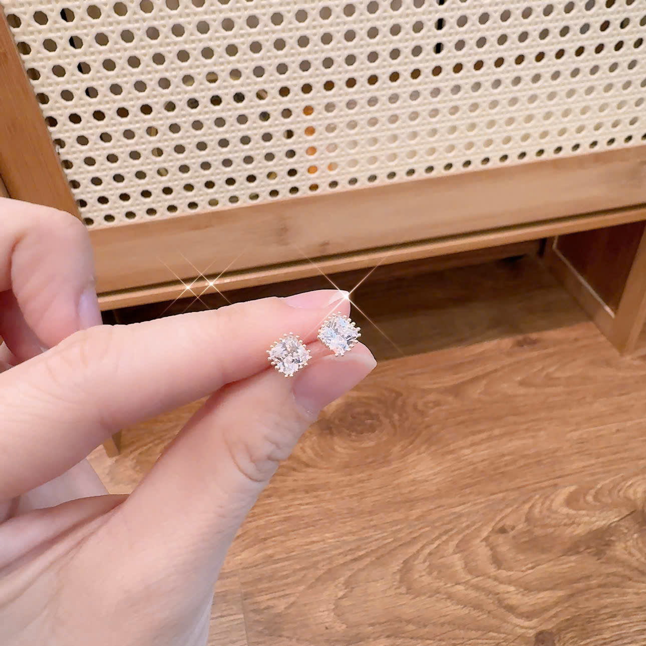 Bông tai nụ đá hình vuông viền vàng cao cấp 4mm B2353