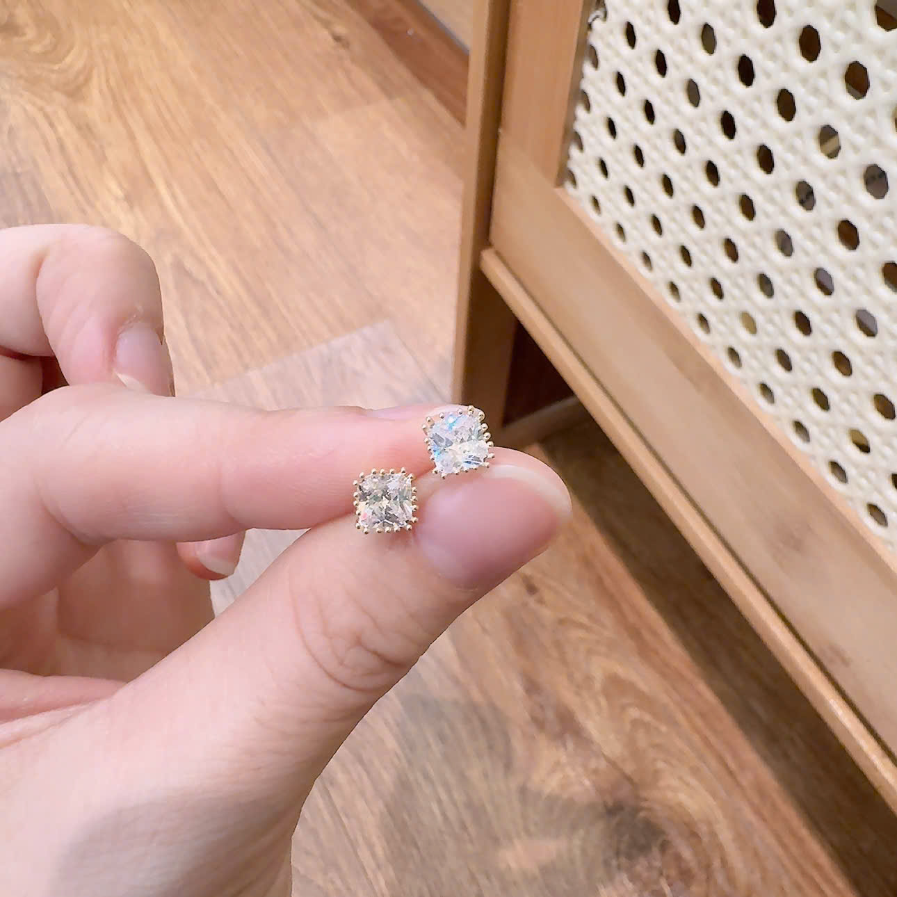 Bông tai nụ đá hình vuông viền vàng cao cấp 5mm B2354