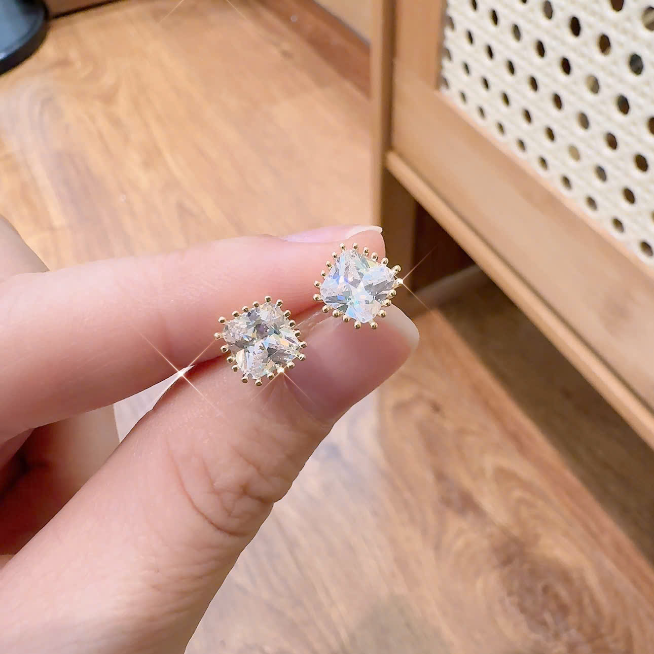 Bông tai nụ đá hình vuông viền vàng cao cấp 6mm B2355