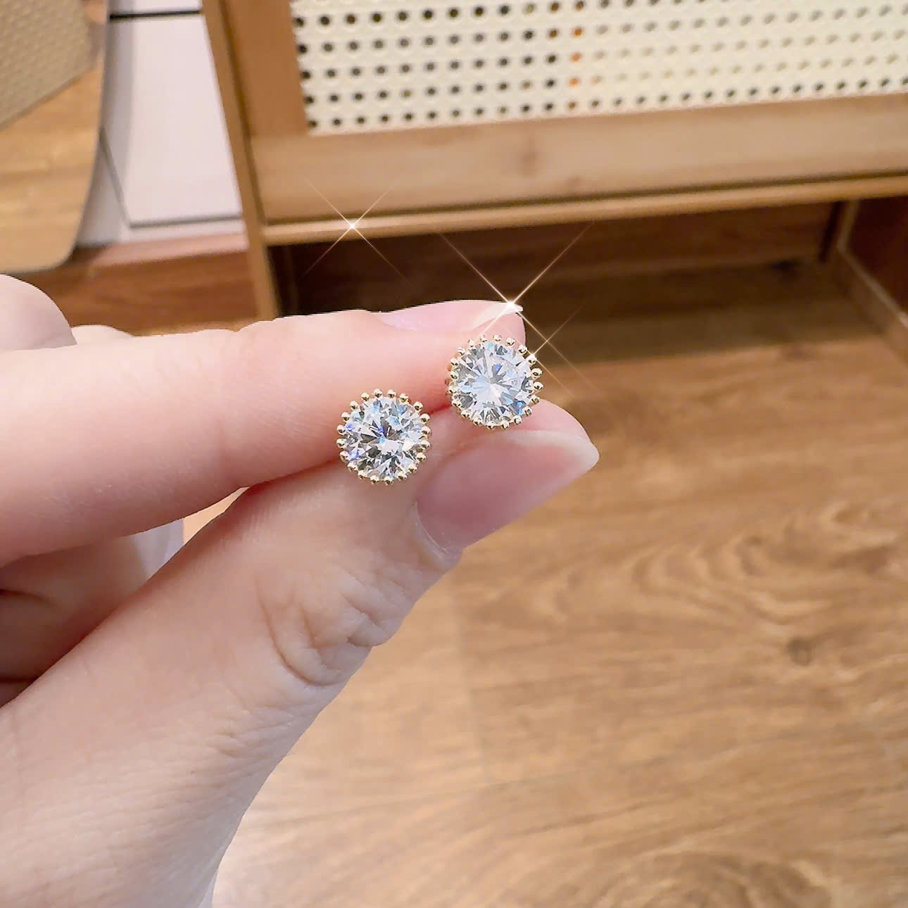 Bông tai nụ đá hình tròn viền vàng cao cấp 6mm B2358