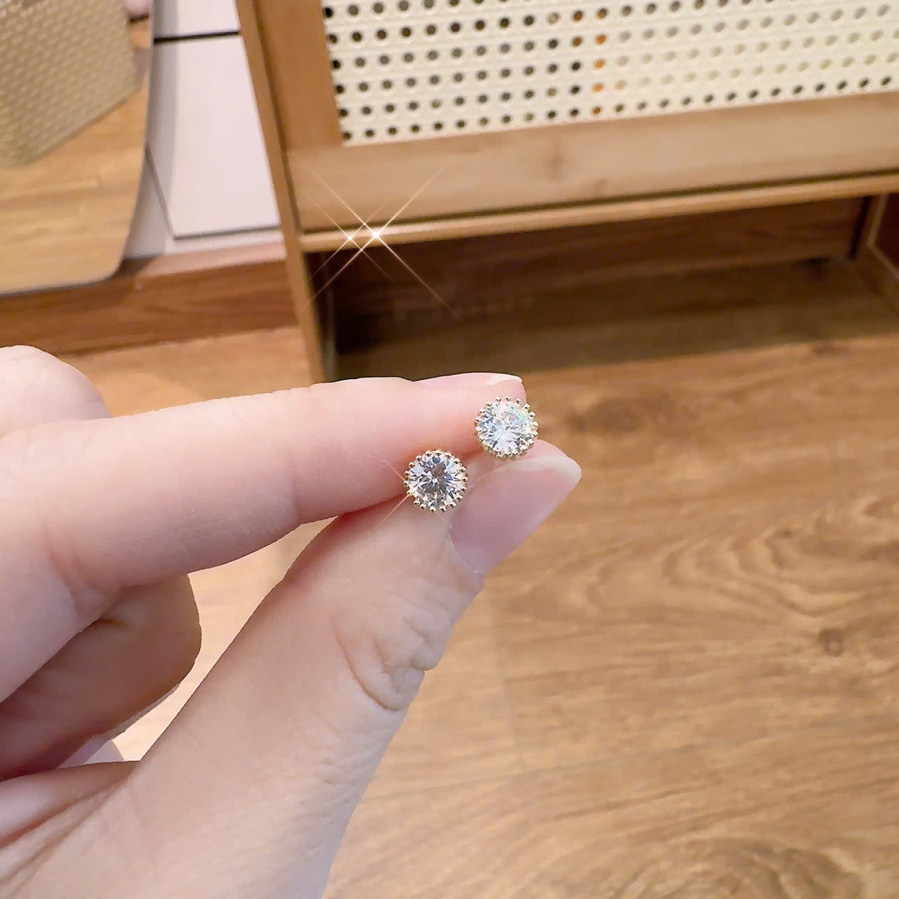 Bông tai nụ đá hình tròn viền vàng cao cấp 5mm B2357