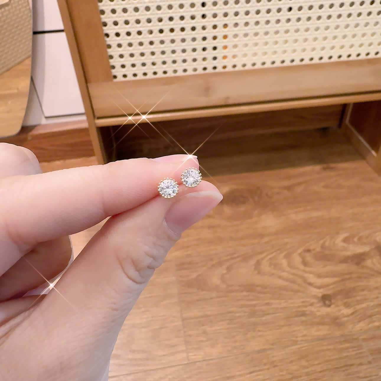 Bông tai nụ đá hình tròn viền vàng cao cấp 4mm B2356