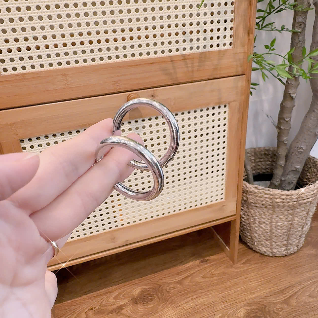 Bông tai chữ C màu bạc trơn bóng đk 2.2cm, phụ kiện hoa tai nữ cá tính basic B2373