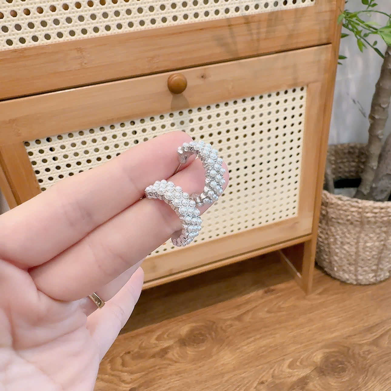 Bông tai chữ C màu bạc dk 1.2cm mix ngọc, phụ kiện hoa tai nữ cá tính độc đáo B2374