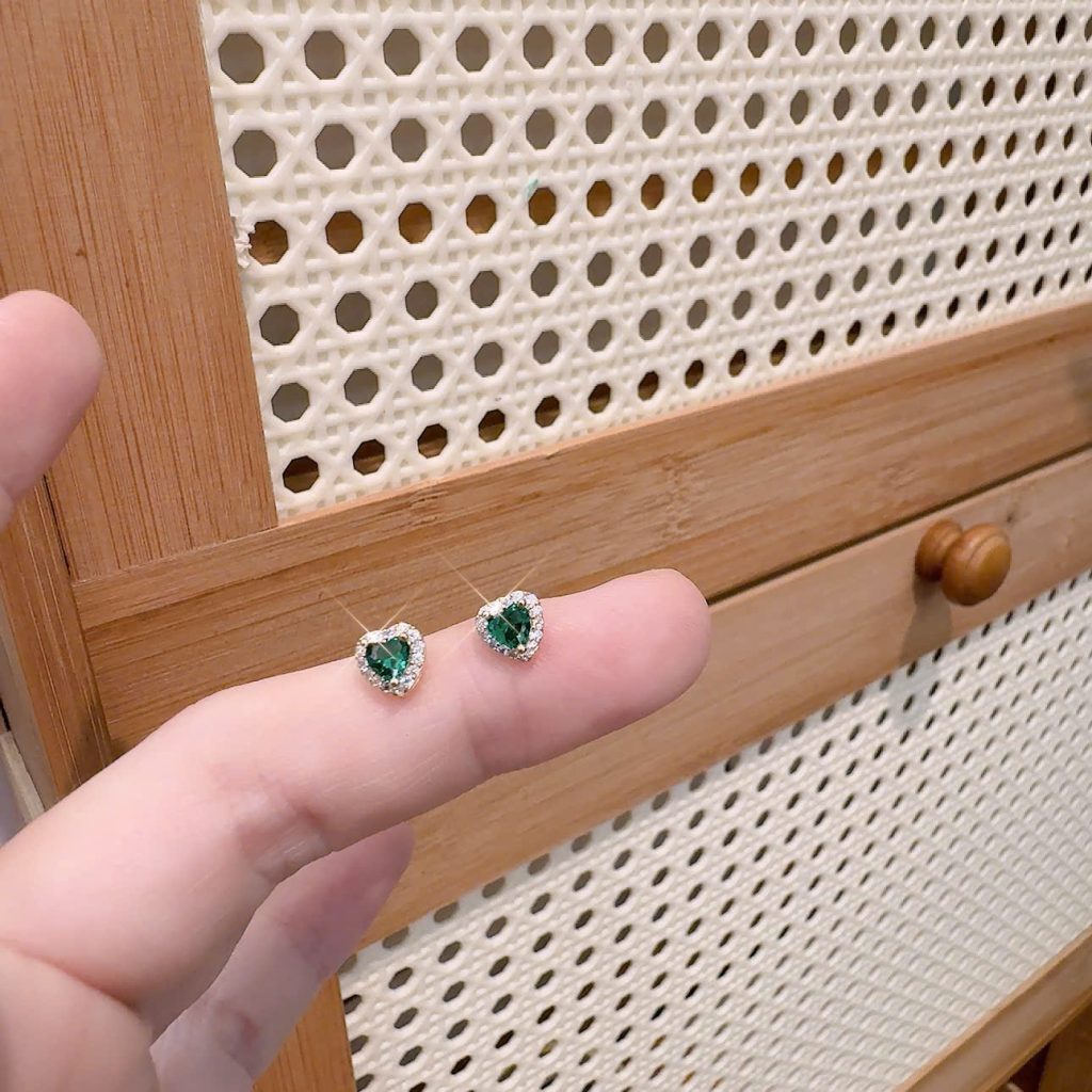 Bông tai cao cấp đá zircon trái tim đá XANH LỤC xi vàng pha viền đá liti độc đáo, sang trọng B2392