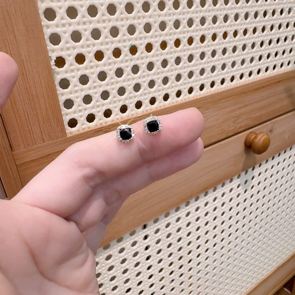 Bông tai cao cấp đá zircon hình VUÔNG ĐÁ ĐEN xi vàng pha viền đá liti độc đáo, sang trọng B2400