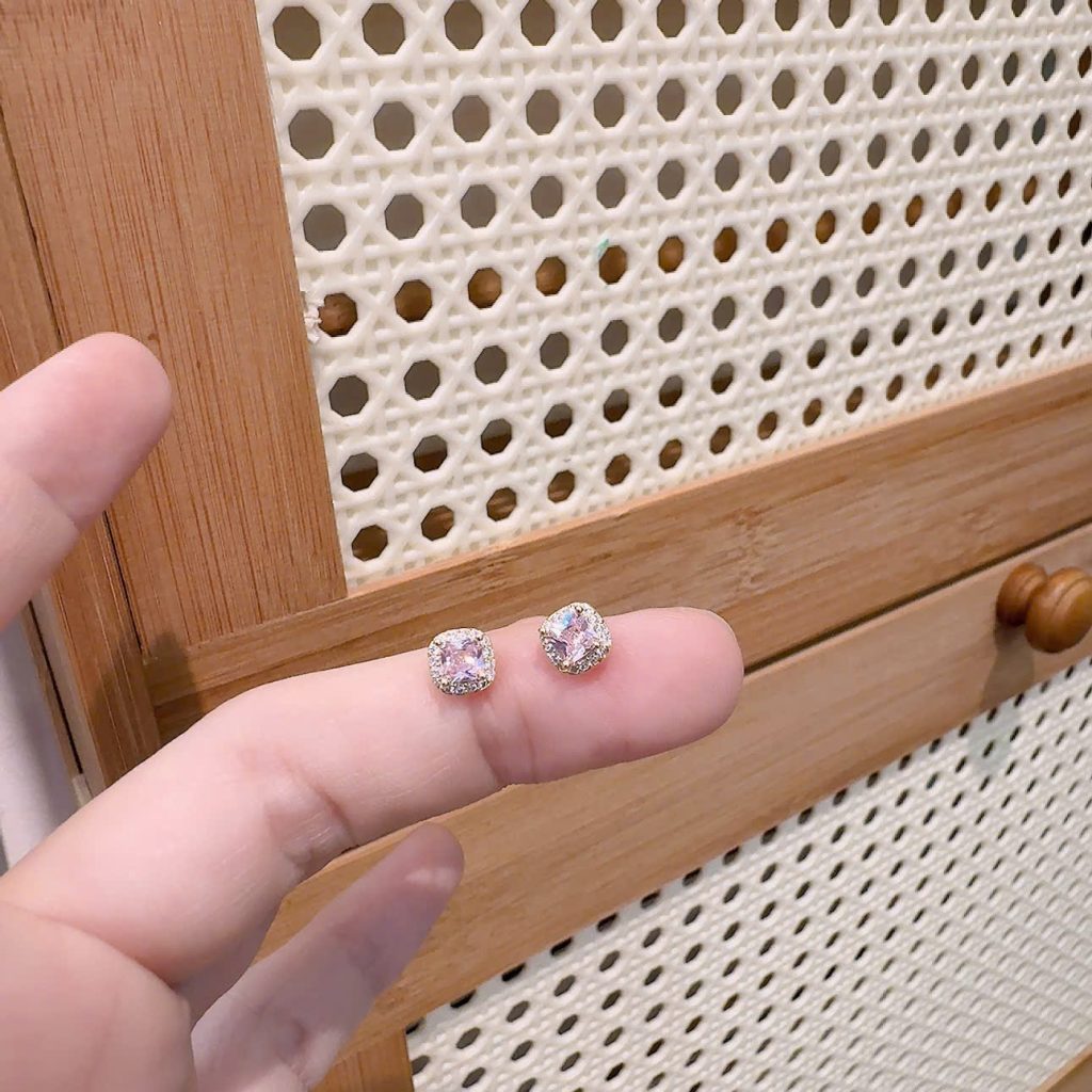 Bông tai cao cấp đá zircon hình VUÔNG ĐÁ HỒNG xi vàng pha viền đá liti độc đáo, sang trọng B2402