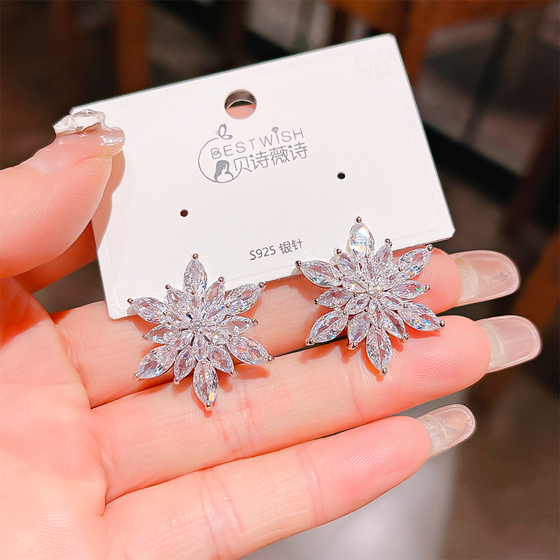 Bông tai hoa đá zircon MÀU BẠC cao cấp tinh tế siêu sáng bóng đẹp, Hoa tai sang trọng đi tiệc B2658