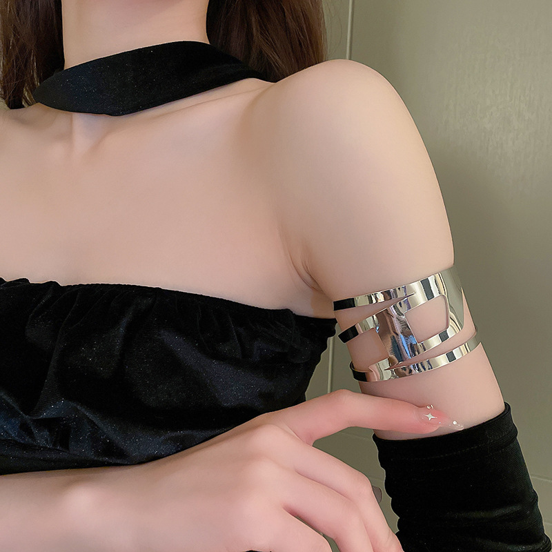 Vòng đeo bắp tay màu BẠC rỗng bóng cá tính phong cách cá tính độc đáo B2602